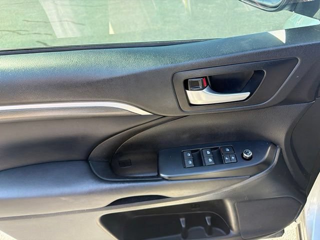 Used 2019 Toyota Highlander SE AWD/4WD image 8