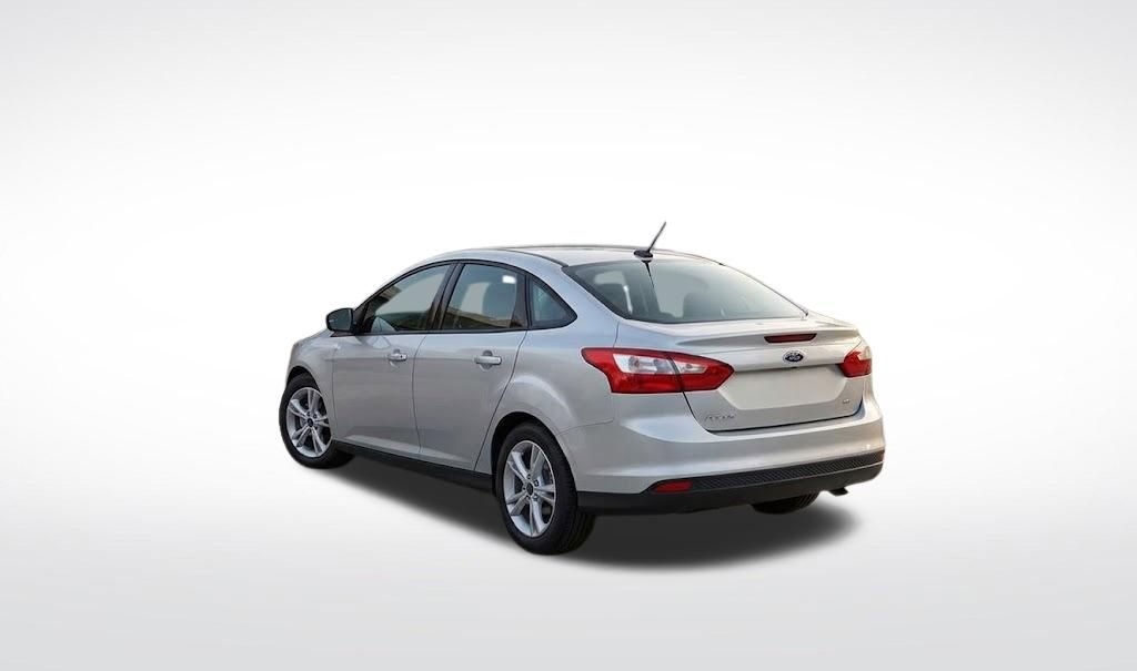 Used 2013 Ford Focus SE w/ SE Winter Pkg FWD image 2