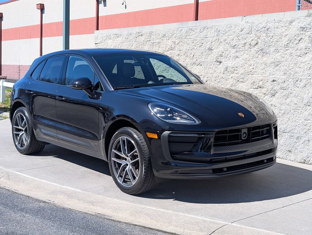 Certified 2025 Porsche Macan AWD/4WD image 9