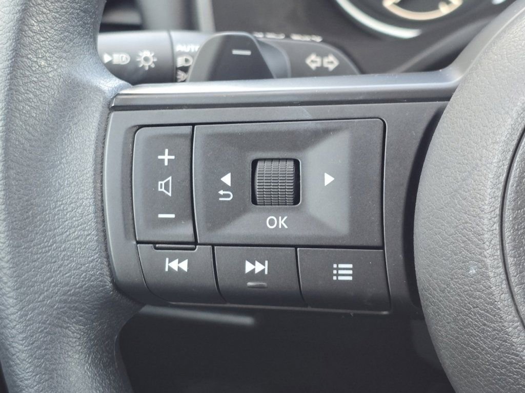 Used 2023 Nissan Rogue S AWD/4WD image 25