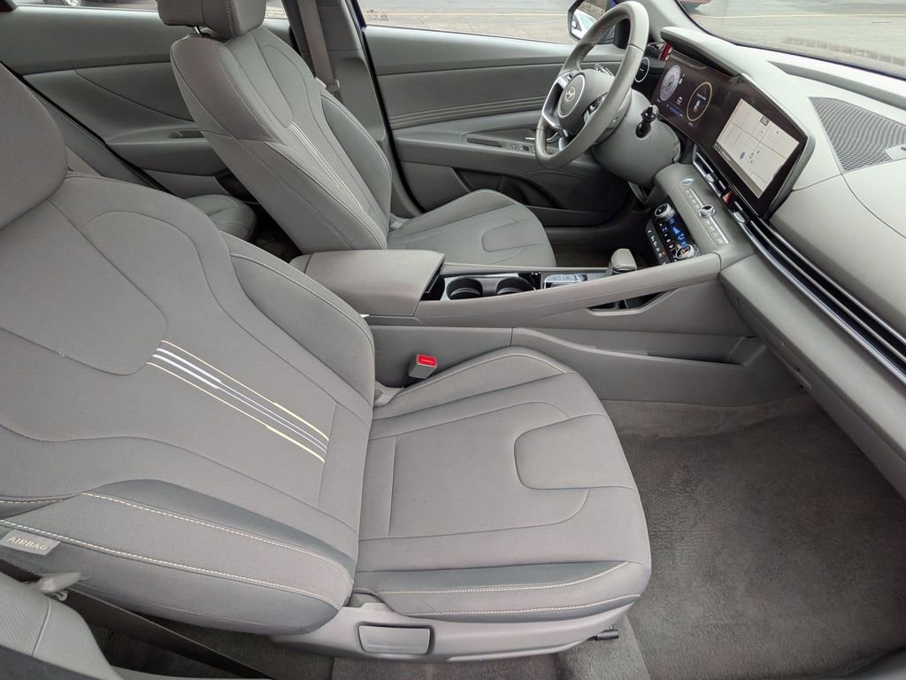 Used 2025 Hyundai Elantra SEL FWD image 24