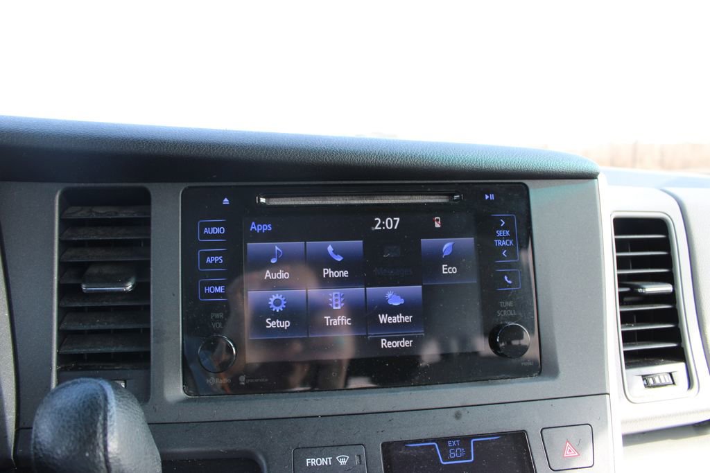 Used 2015 Toyota Sienna LE image 43