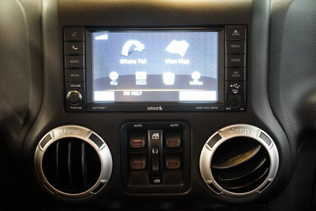 Used 2016 Jeep Wrangler Unlimited Sahara w/ Connectivity Group image 18