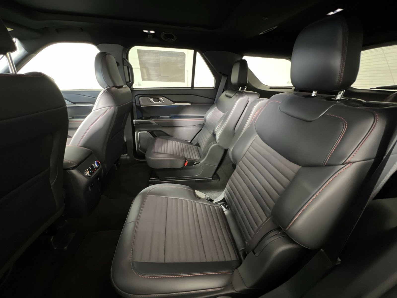 Used 2025 Ford Explorer ST-Line w/ Premium Package image 25