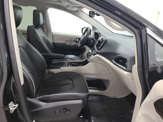 Used 2023 Chrysler Pacifica Limited FWD image 14
