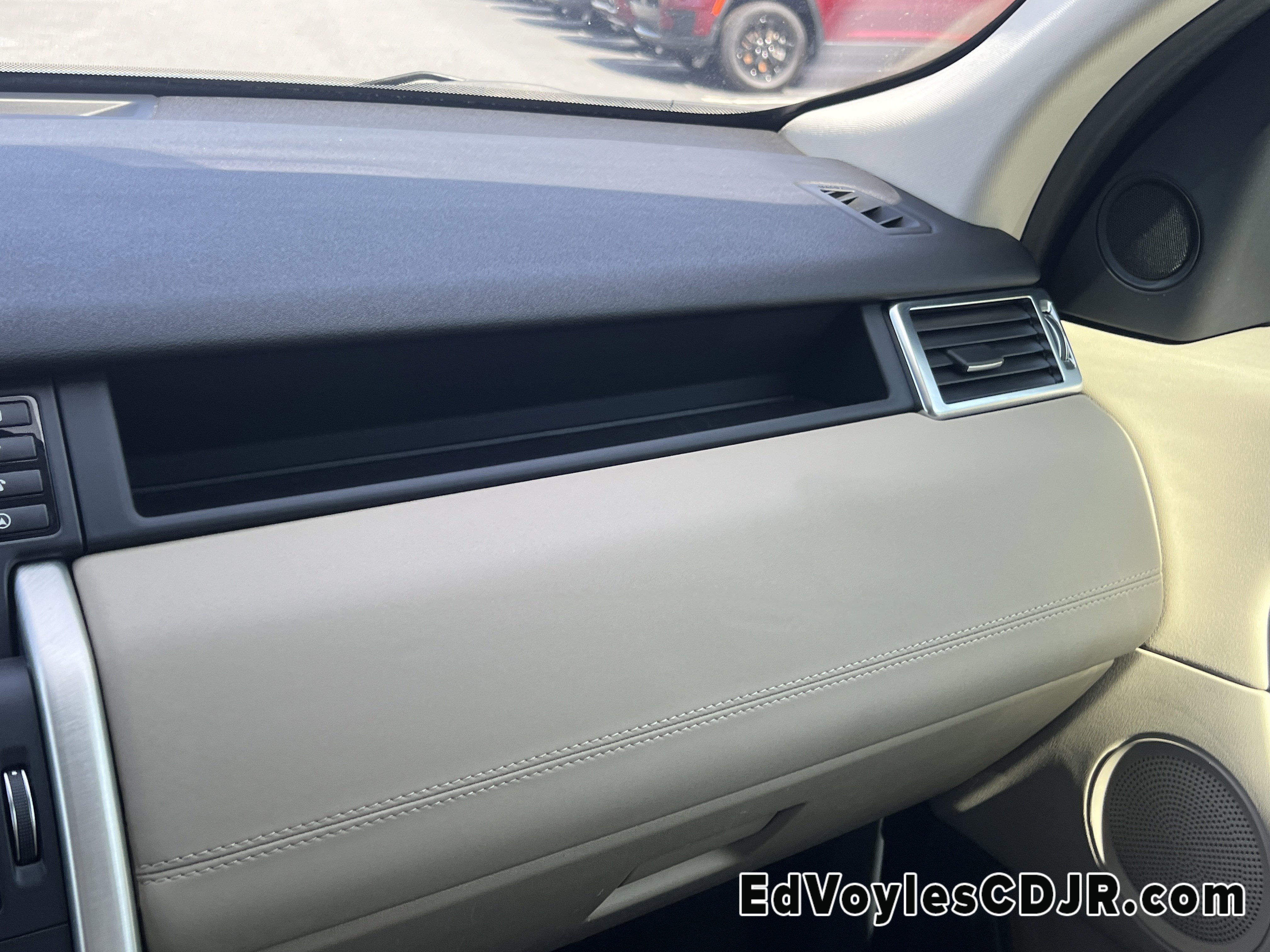 Used 2018 Land Rover Discovery Sport HSE image 38