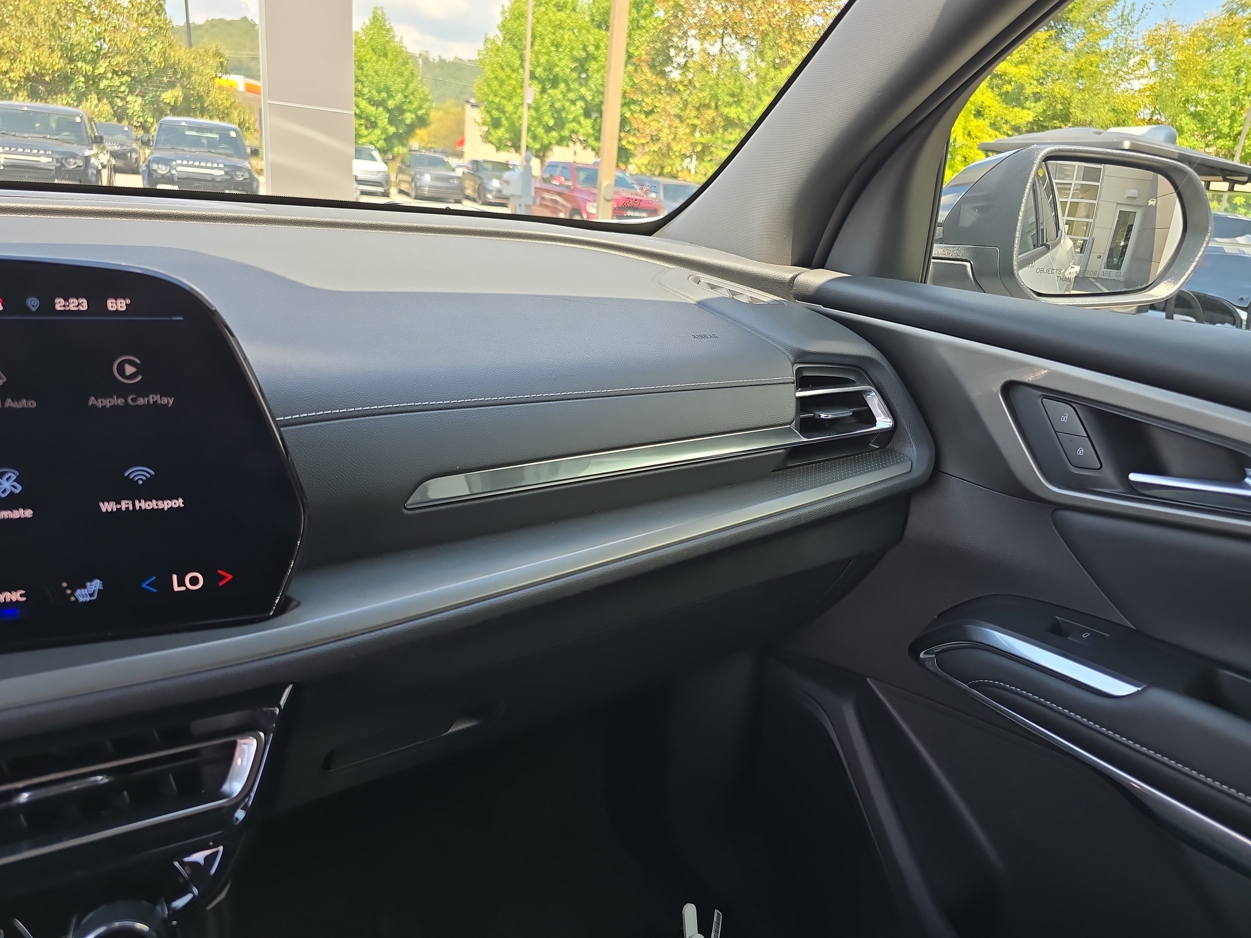 Used 2025 Chevrolet Traverse LT FWD image 24
