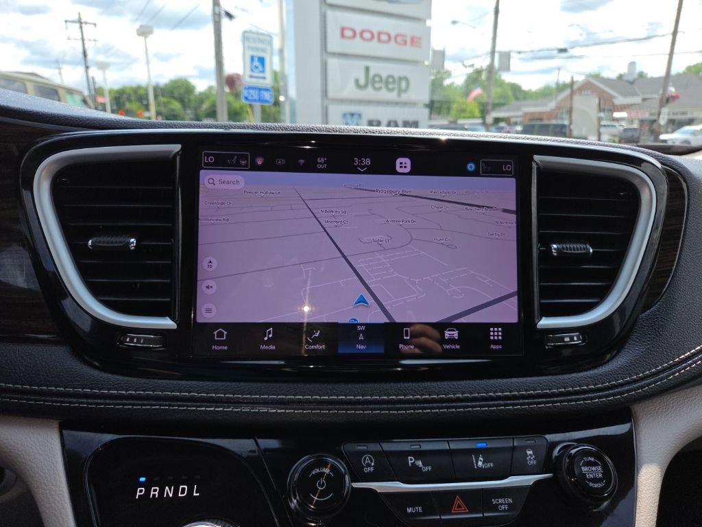 Certified 2023 Chrysler Pacifica Limited w/ Uconnect Theater Family Group AWD/4WD image 15