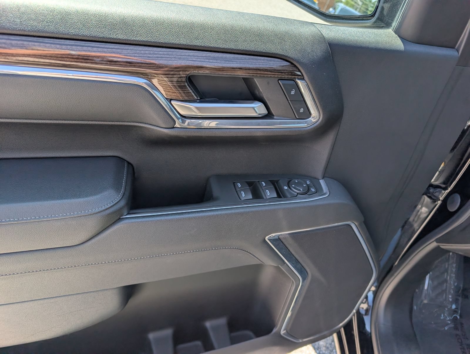 Used 2023 Chevrolet Silverado 1500 LT AWD/4WD image 18