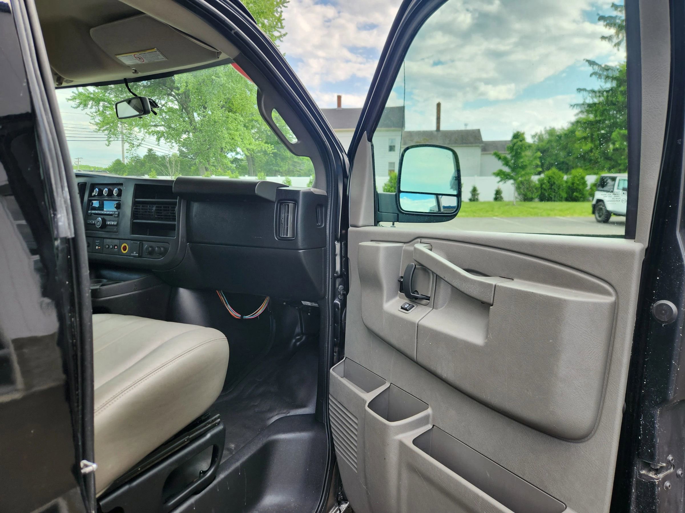 Used 2018 Chevrolet Express 2500 w/ Driver Convenience Package RWD image 31