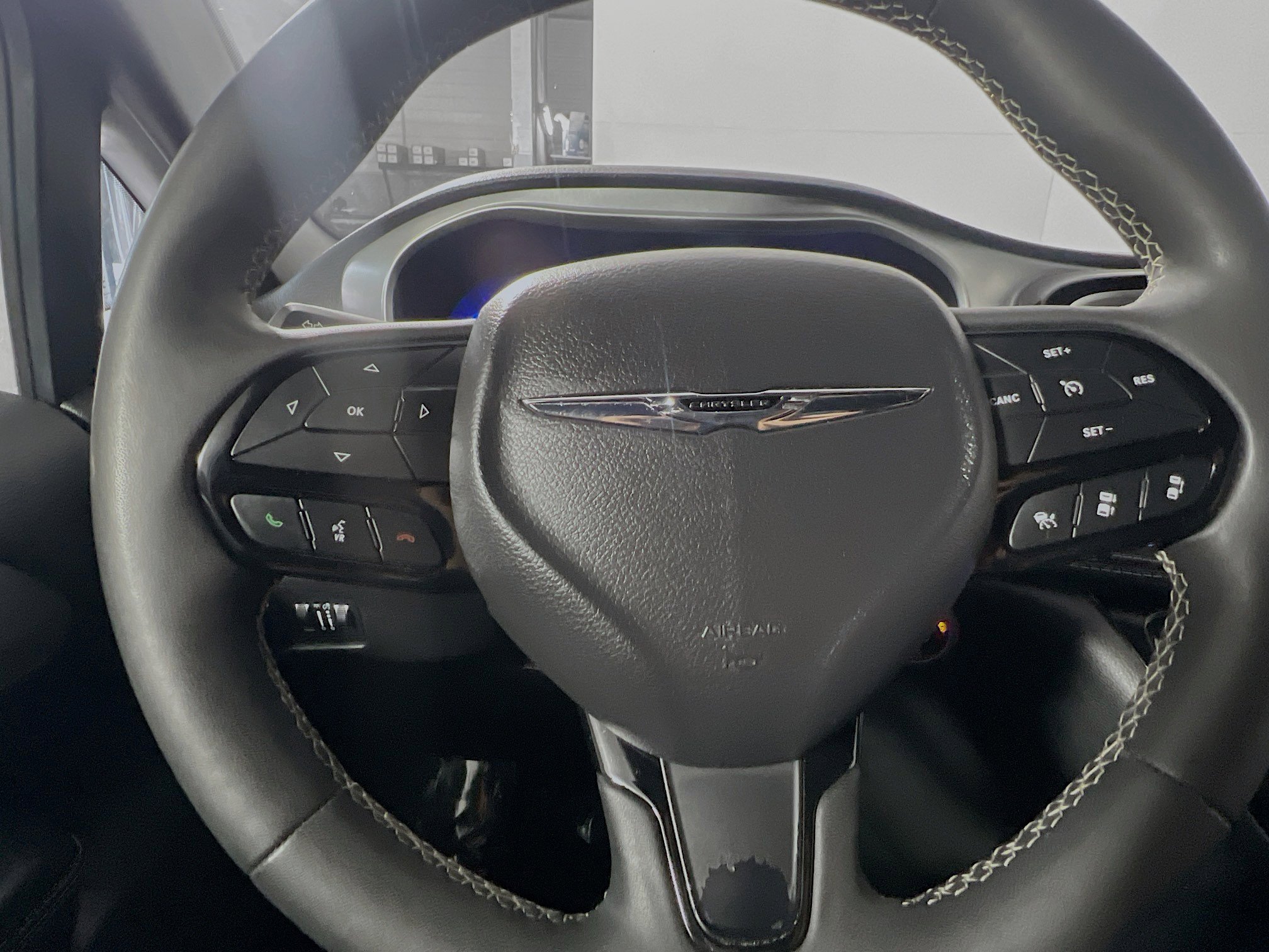 Used 2024 Chrysler Pacifica Touring FWD image 18