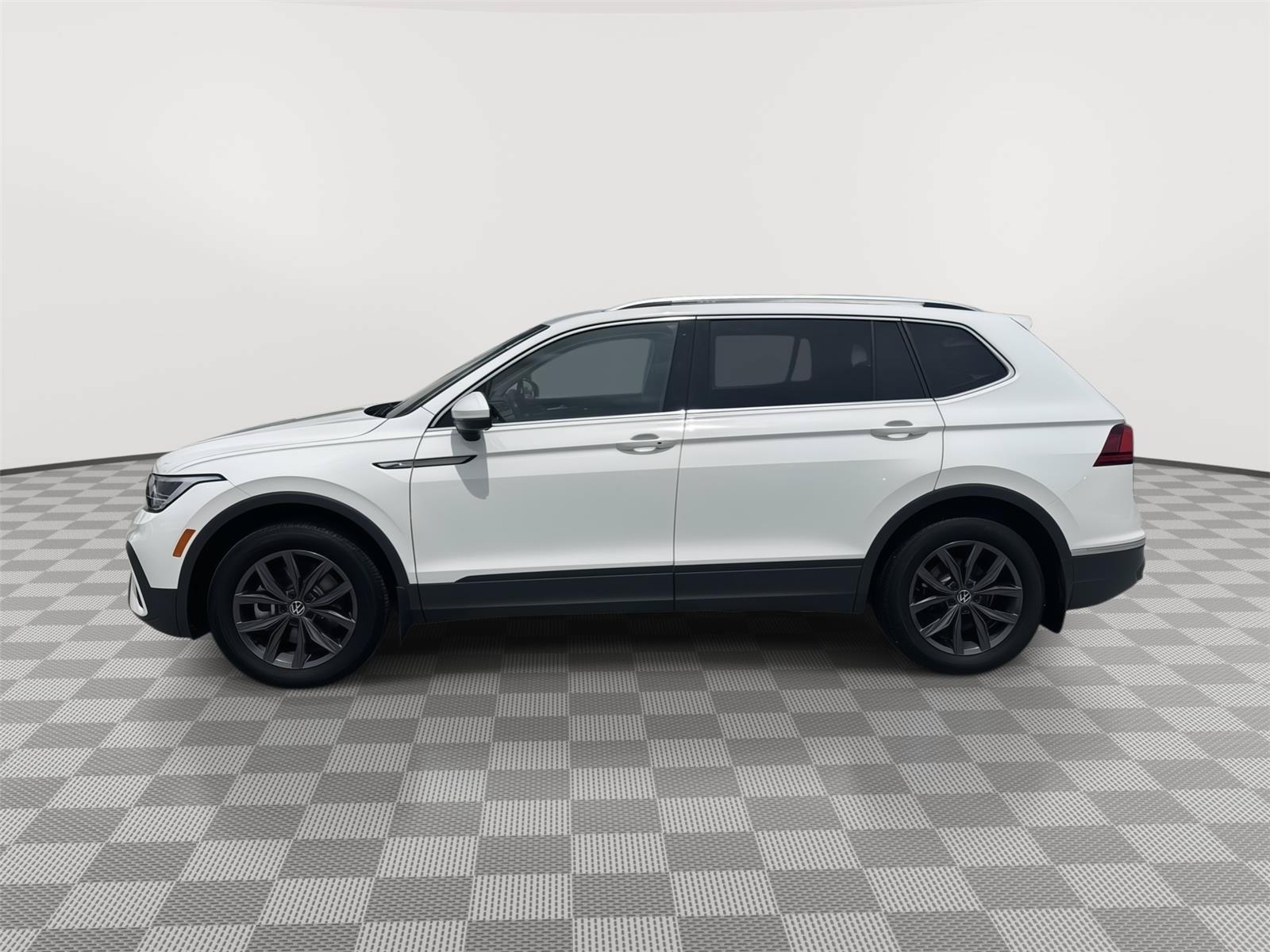 Certified 2024 Volkswagen Tiguan SE w/ Panoramic Sunroof Package AWD/4WD image 6