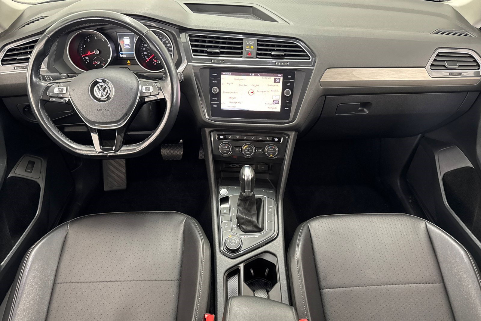 Used 2018 Volkswagen Tiguan SEL AWD/4WD image 16