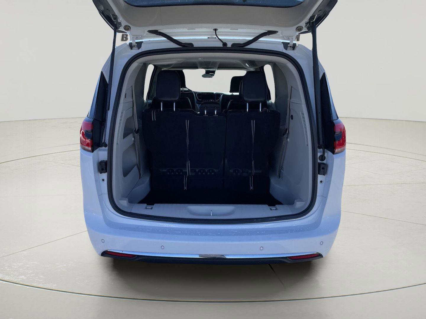 Used 2023 Chrysler Pacifica Touring-L image 9