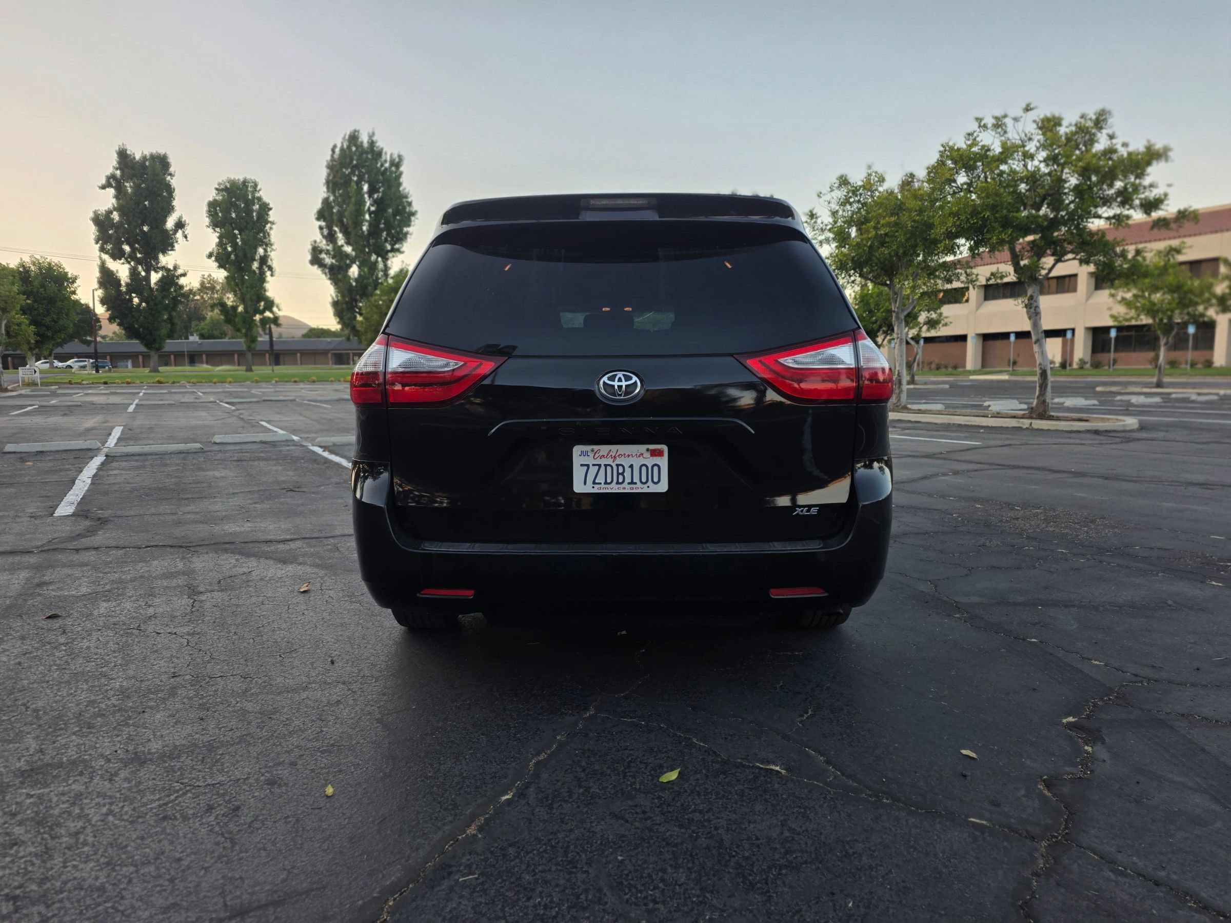 Used 2017 Toyota Sienna XLE FWD image 5