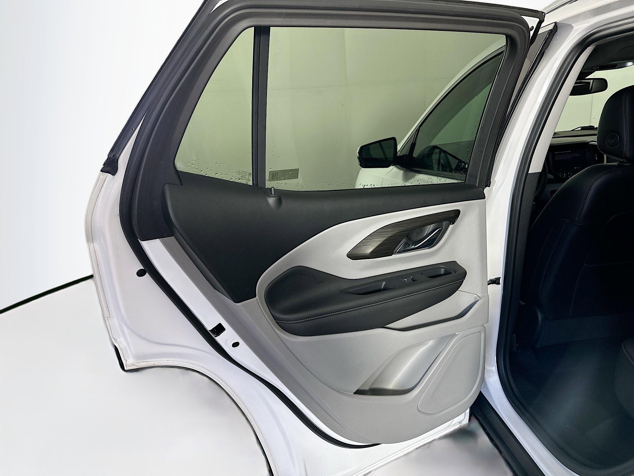 Used 2023 GMC Terrain SLT image 25