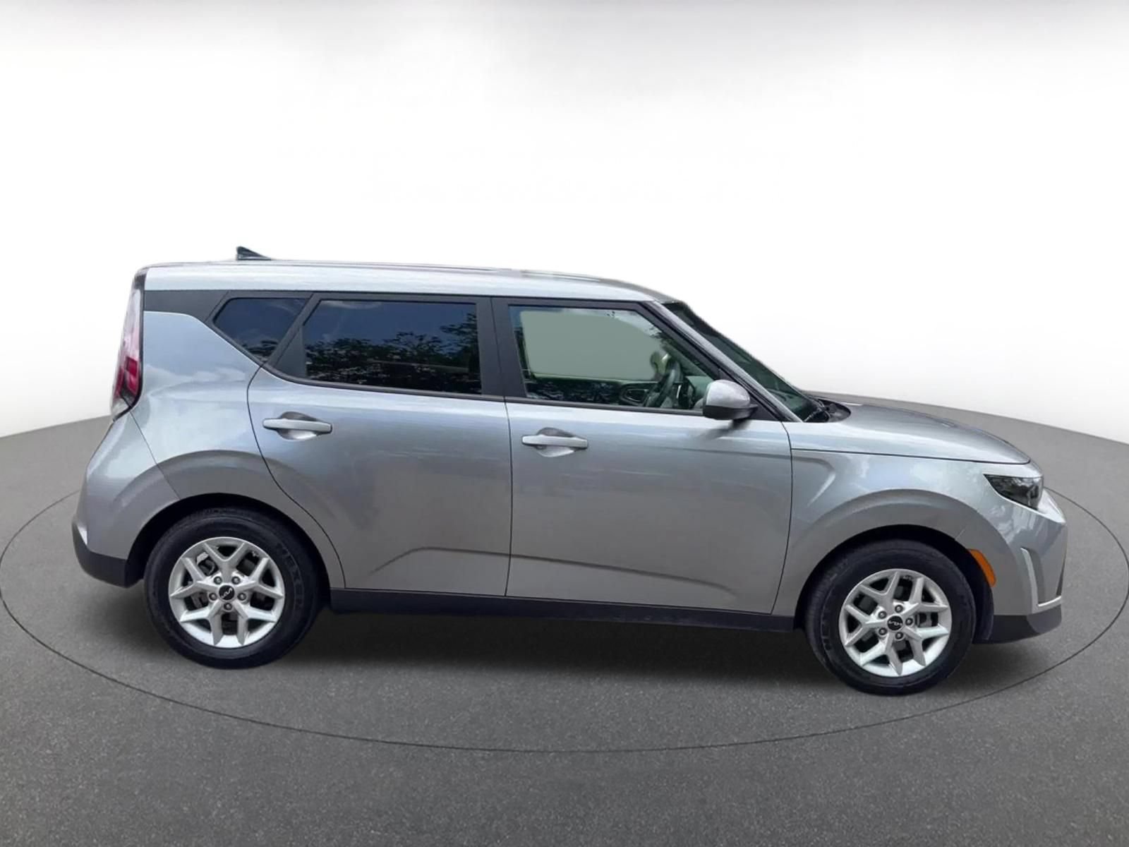 Used 2025 Kia Soul LX w/ LX Technology Package FWD image 16