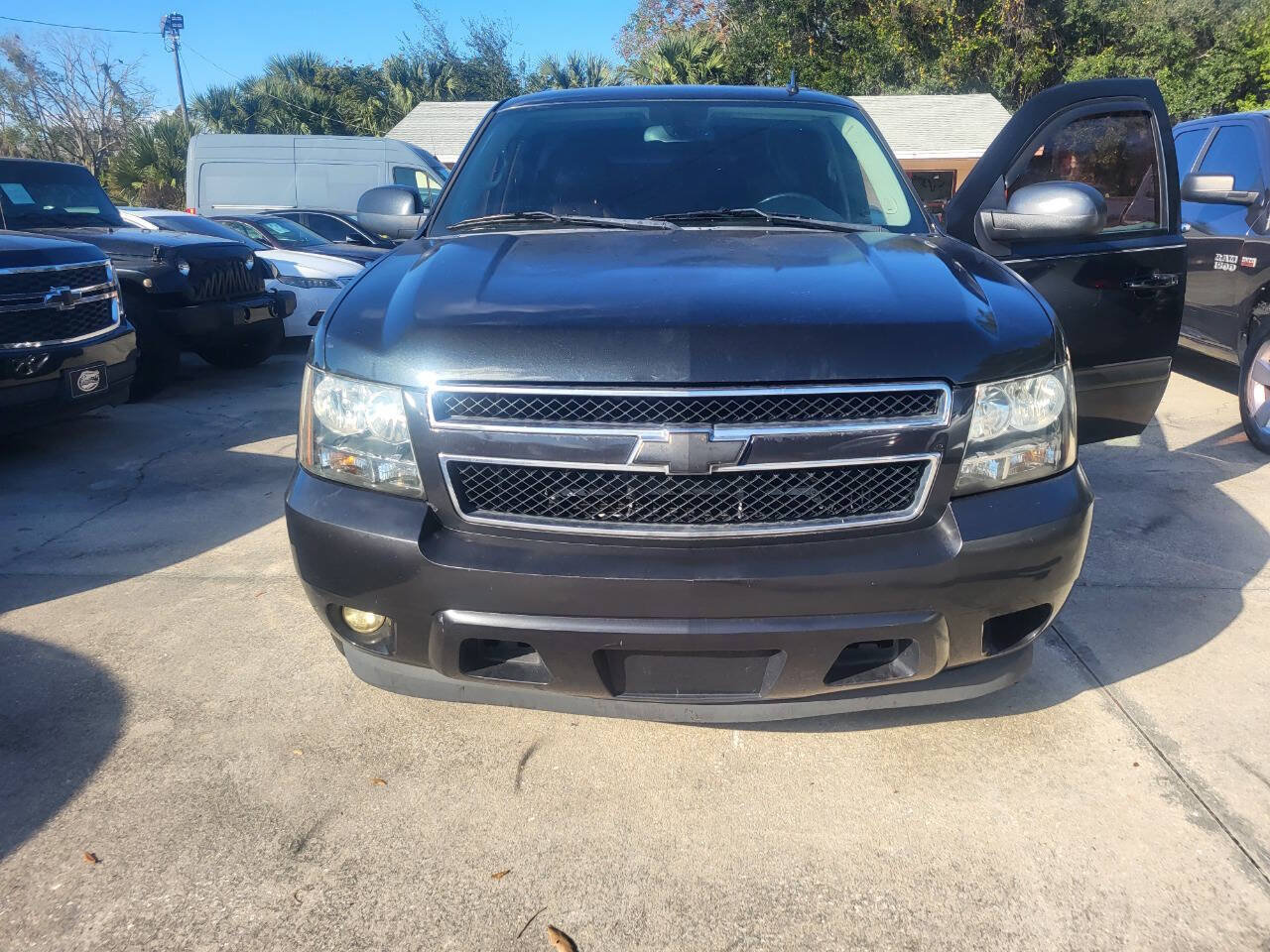 Used 2012 Chevrolet Suburban LT RWD image 2