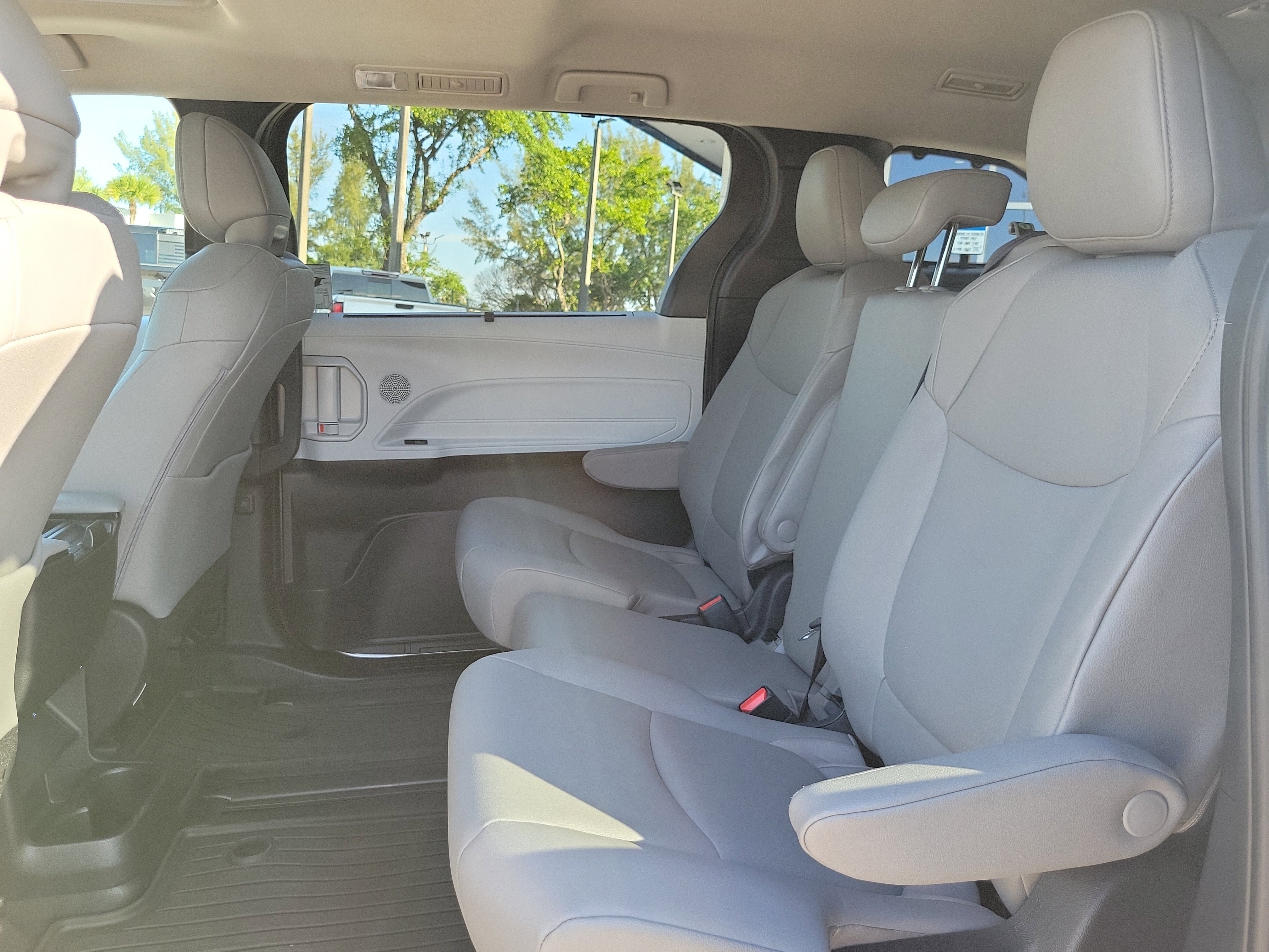 Used 2026 Toyota Sienna XLE FWD image 16