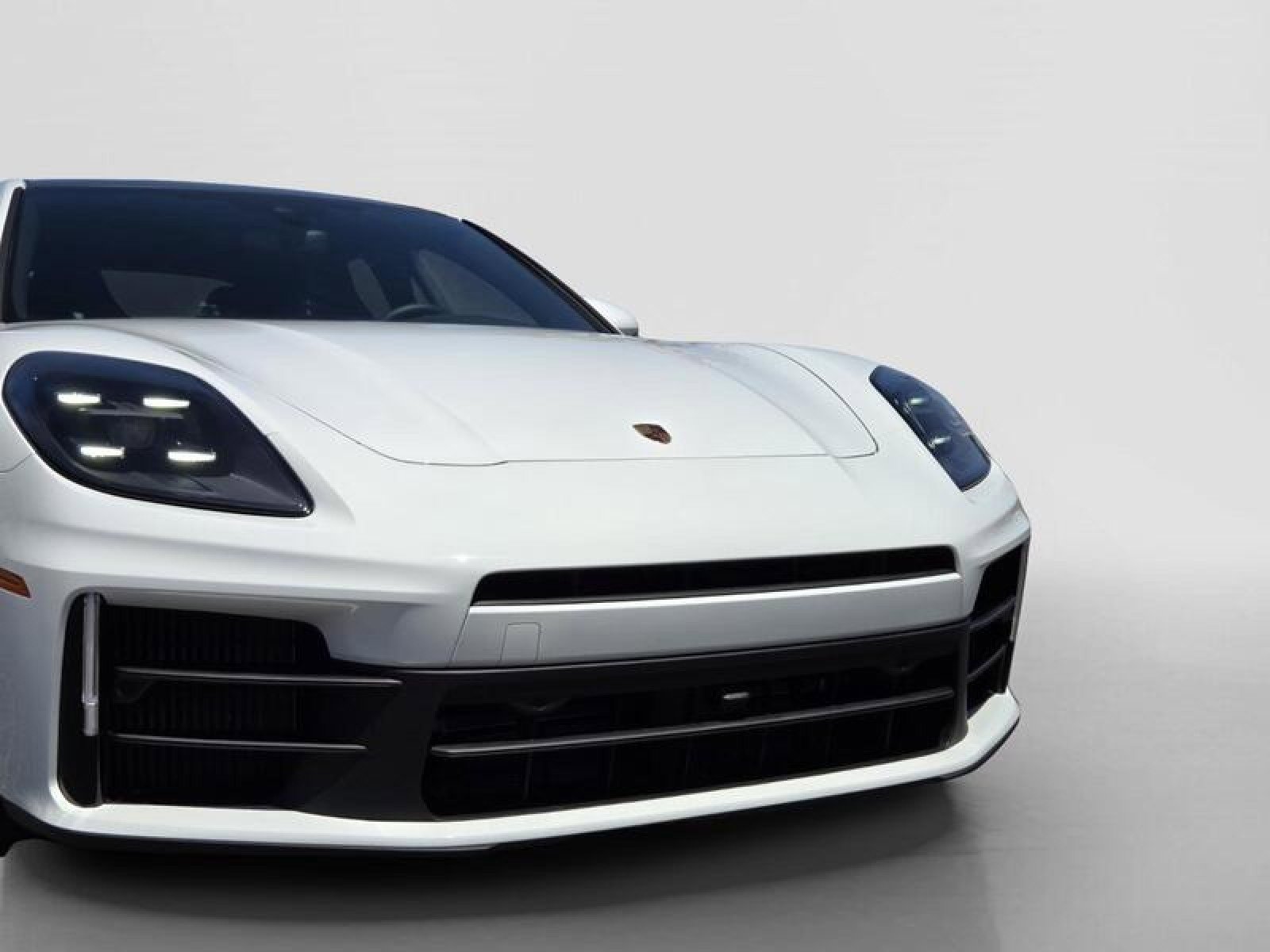 Used 2025 Porsche Panamera image 9