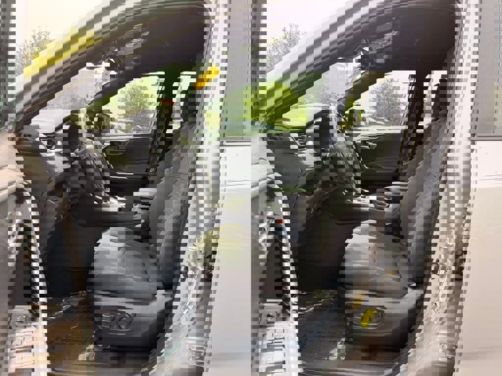 Used 2023 Toyota RAV4 SE image 22