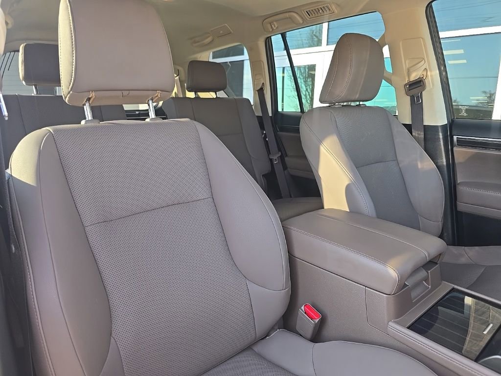 Used 2023 Lexus GX 460 Premium w/ Accessory Package image 36