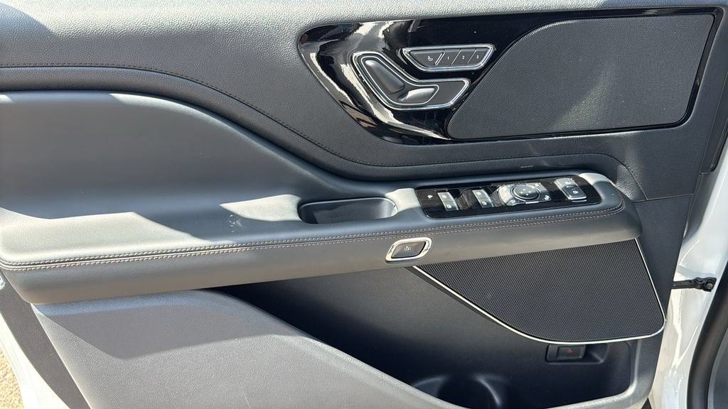 New 2026 Lincoln Aviator AWD w/ Jet Appearance Package image 6