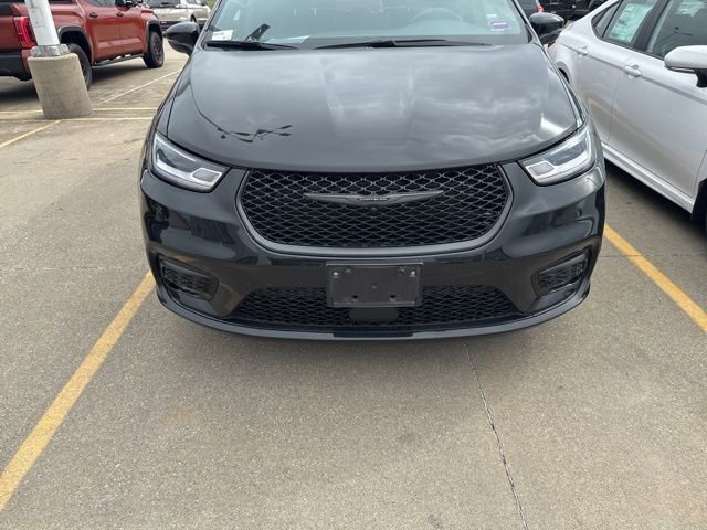 Used 2025 Chrysler Pacifica Limited image 47