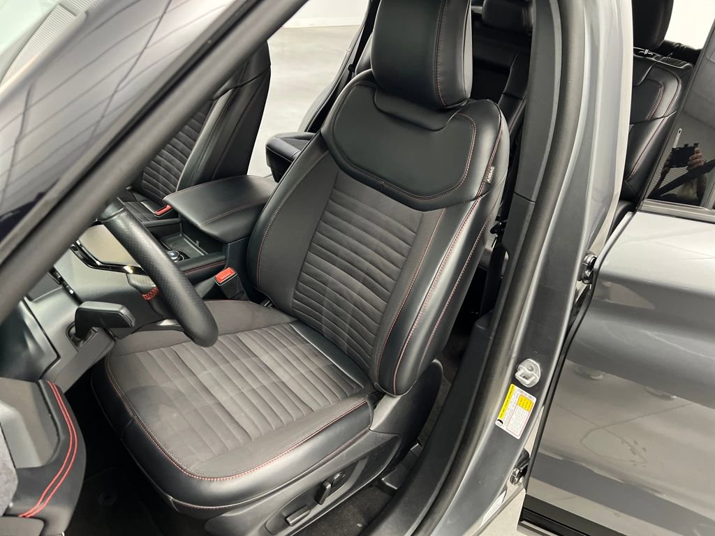 Used 2025 Ford Explorer ST-Line w/ ST-Line Street Pack image 9