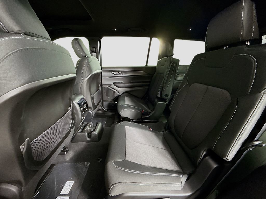 New 2025 Jeep Grand Cherokee L Laredo image 11
