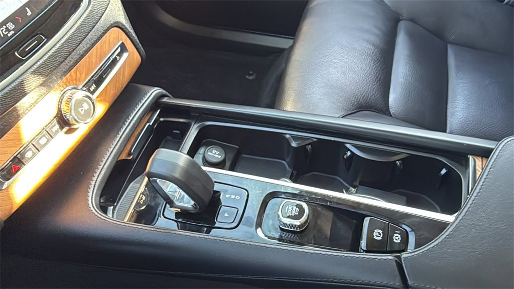 Certified 2024 Volvo XC90 T8 Plus w/ Protection Package Premier image 22