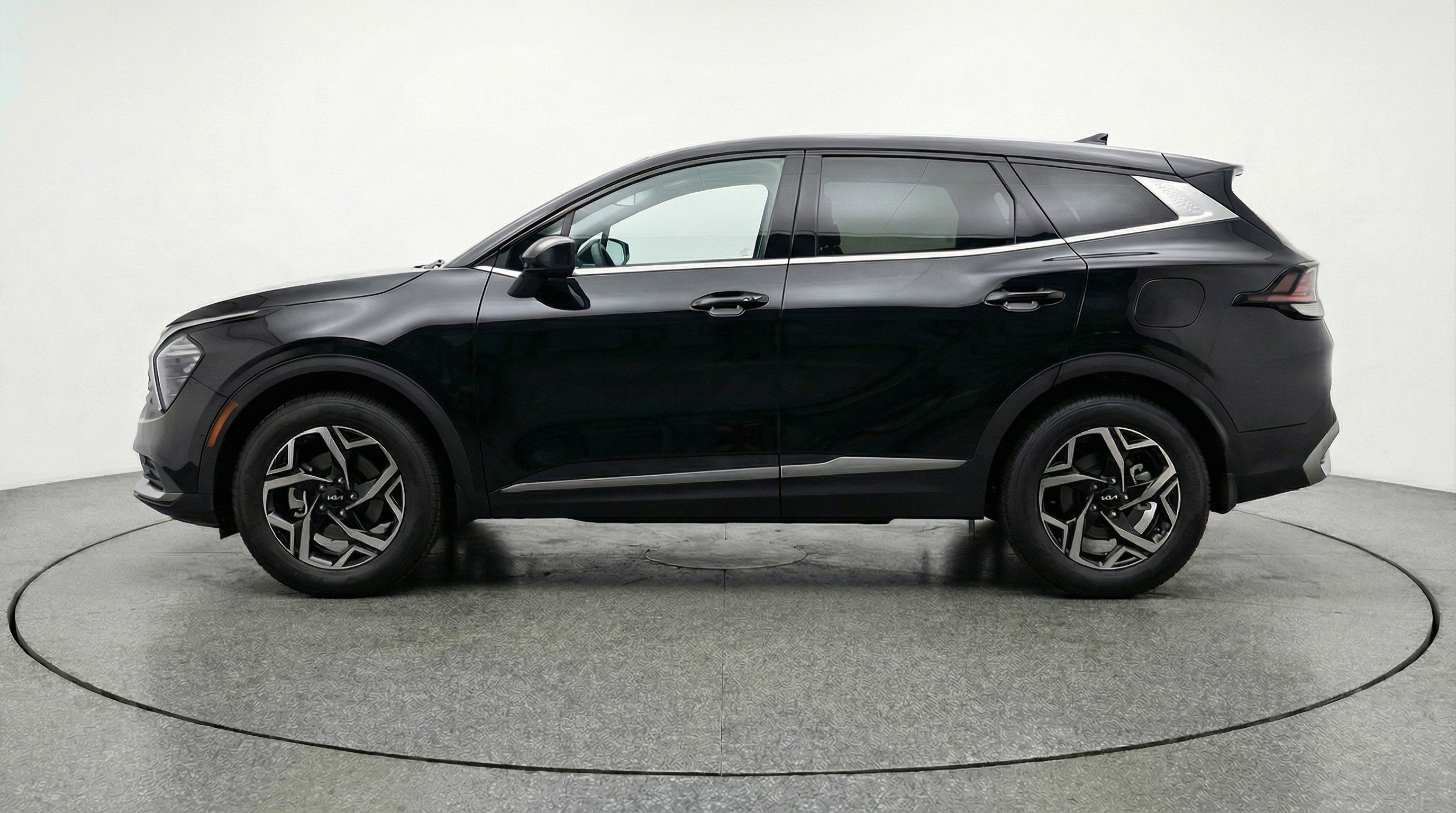 Used 2025 Kia Sportage LX image 5