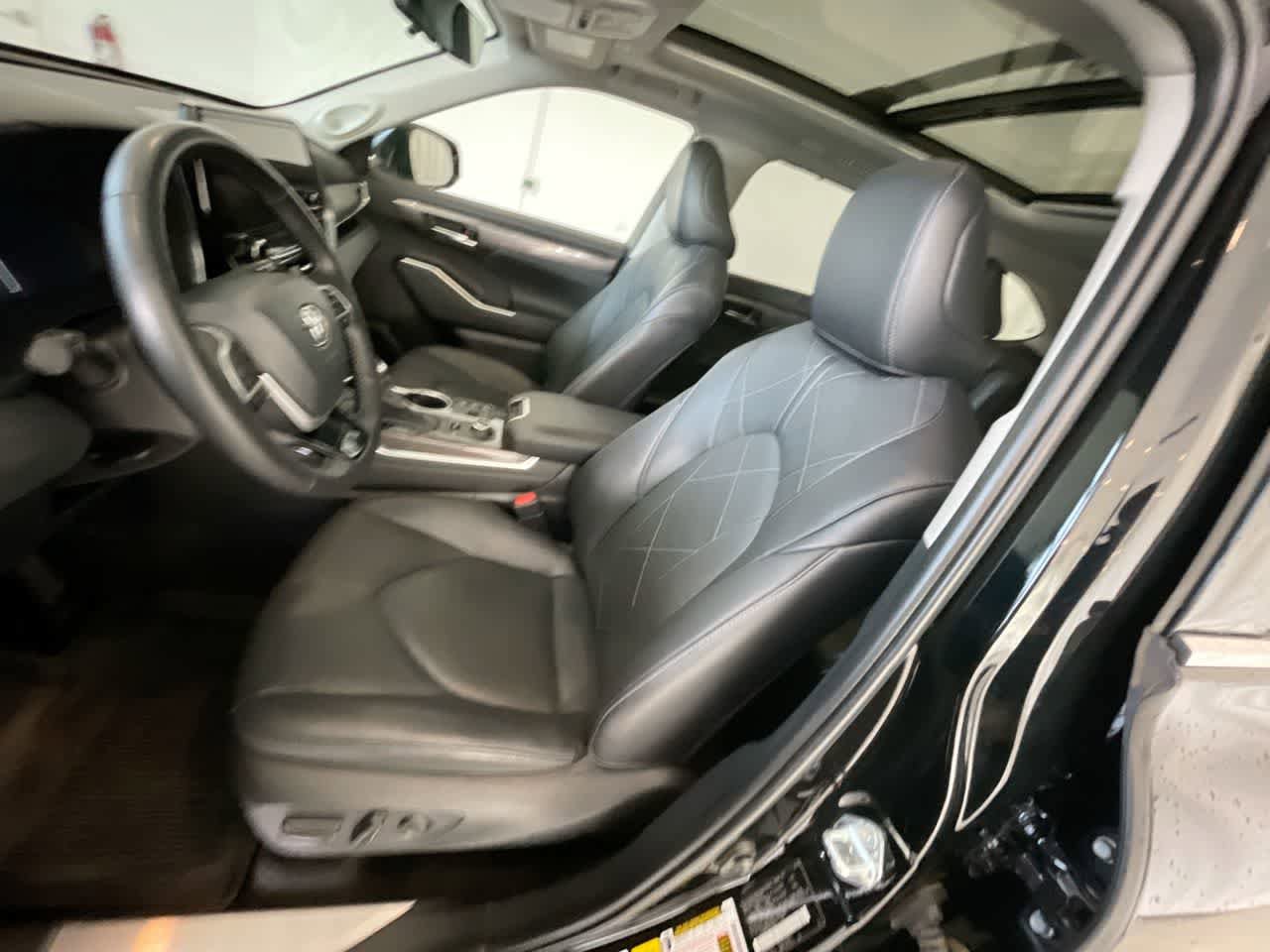 Used 2024 Toyota Highlander Platinum AWD/4WD image 11