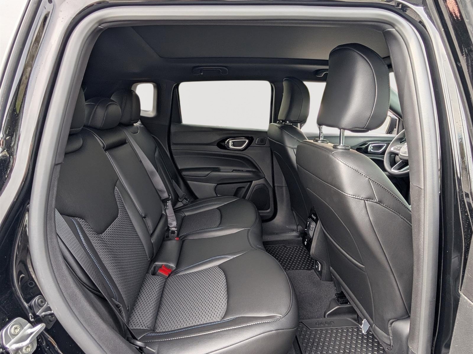 New 2025 Jeep Compass Latitude w/ Sun & Sound Group AWD/4WD image 7