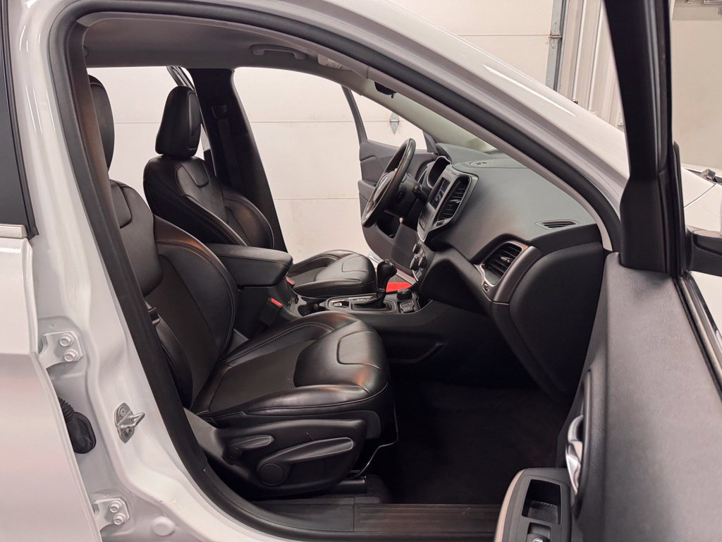 Used 2021 Jeep Cherokee Latitude Plus AWD/4WD image 41