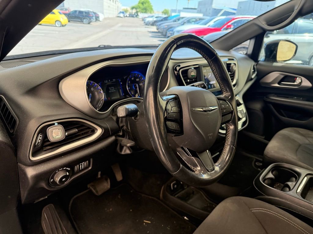 Used 2020 Chrysler Pacifica Touring w/ S Appearance Package image 12