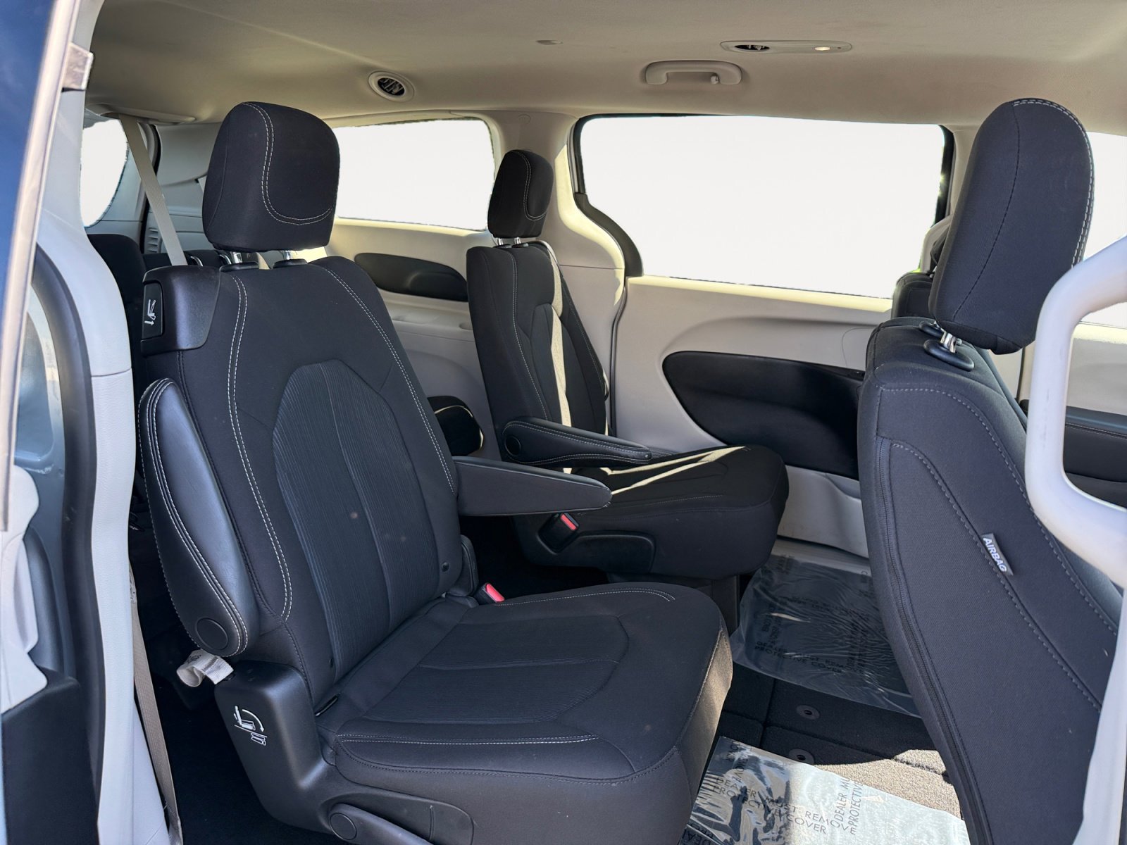 Used 2023 Chrysler Voyager LX image 18