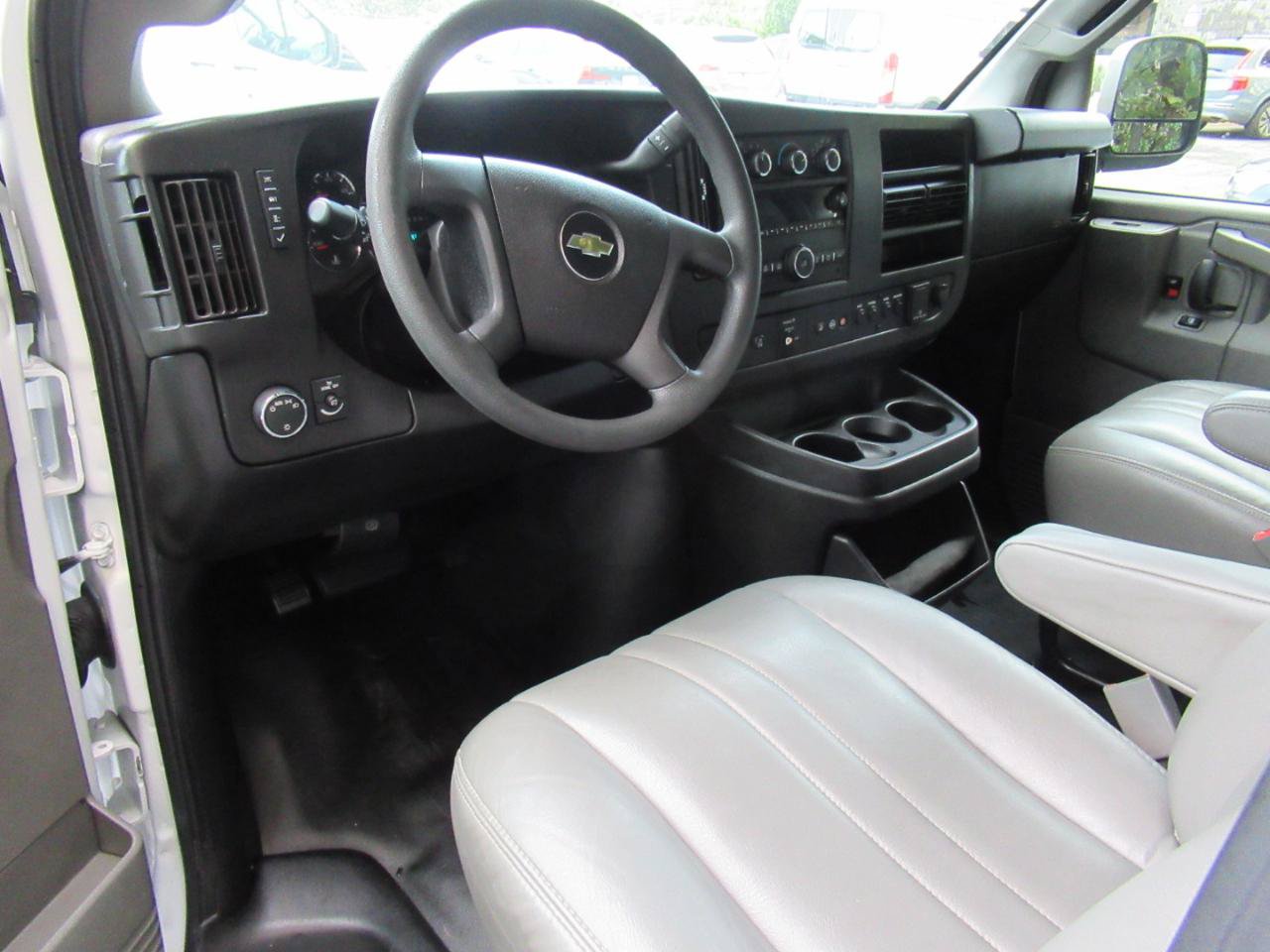 Used 2017 Chevrolet Express 2500 RWD image 18