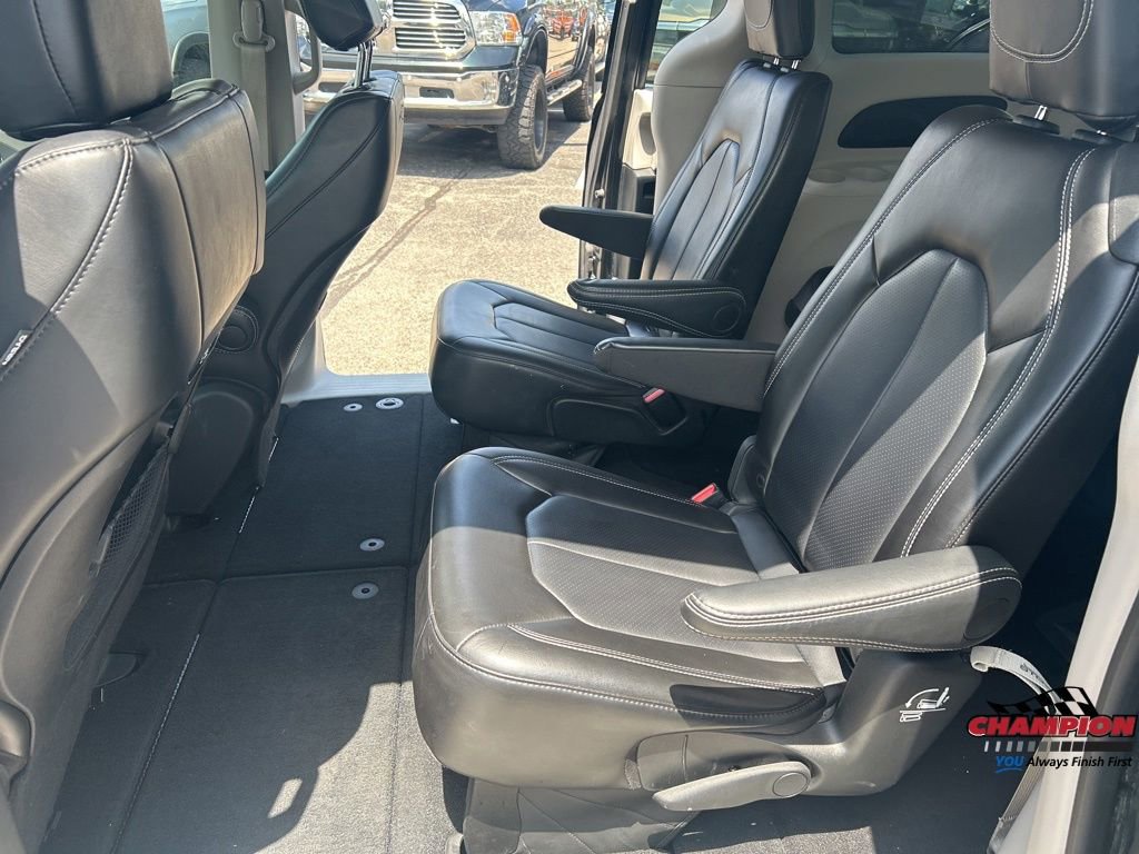 Used 2024 Chrysler Pacifica Touring-L FWD image 10