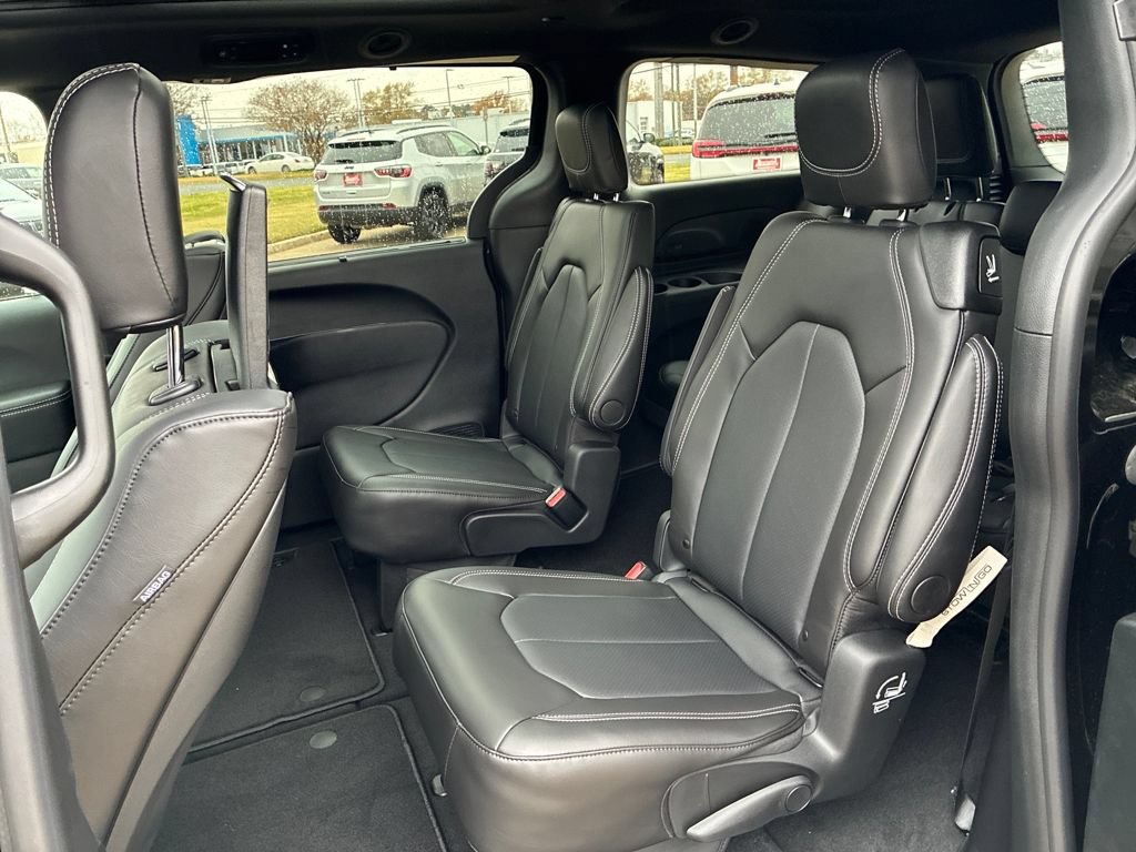 New 2026 Chrysler Pacifica Select AWD/4WD image 26