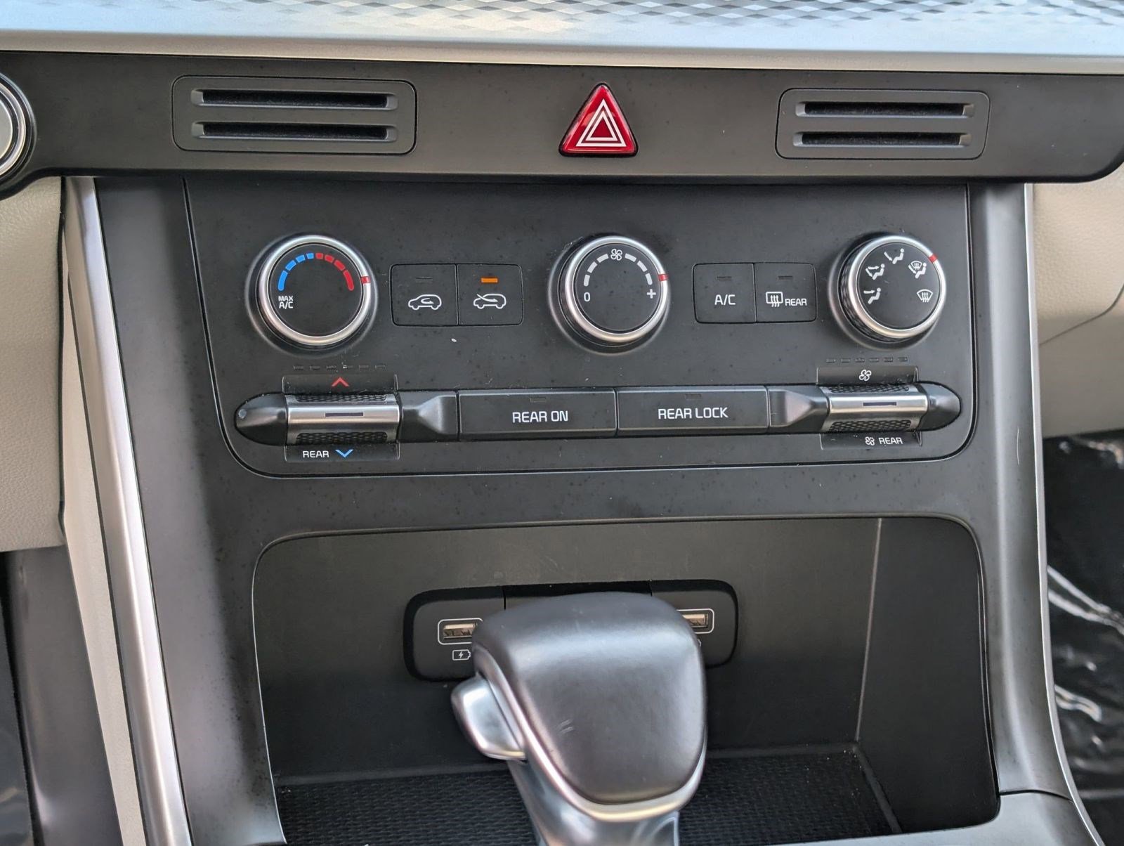 Used 2024 Kia Carnival LX image 20