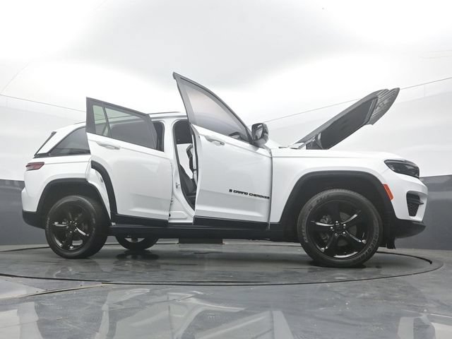 Used 2023 Jeep Grand Cherokee Altitude AWD/4WD image 59