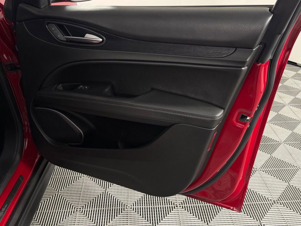 Used 2023 Alfa Romeo Stelvio Sprint image 34