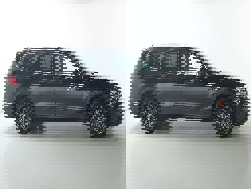 Certified 2022 Volkswagen Tiguan SE w/ Panoramic Sunroof Package image 11