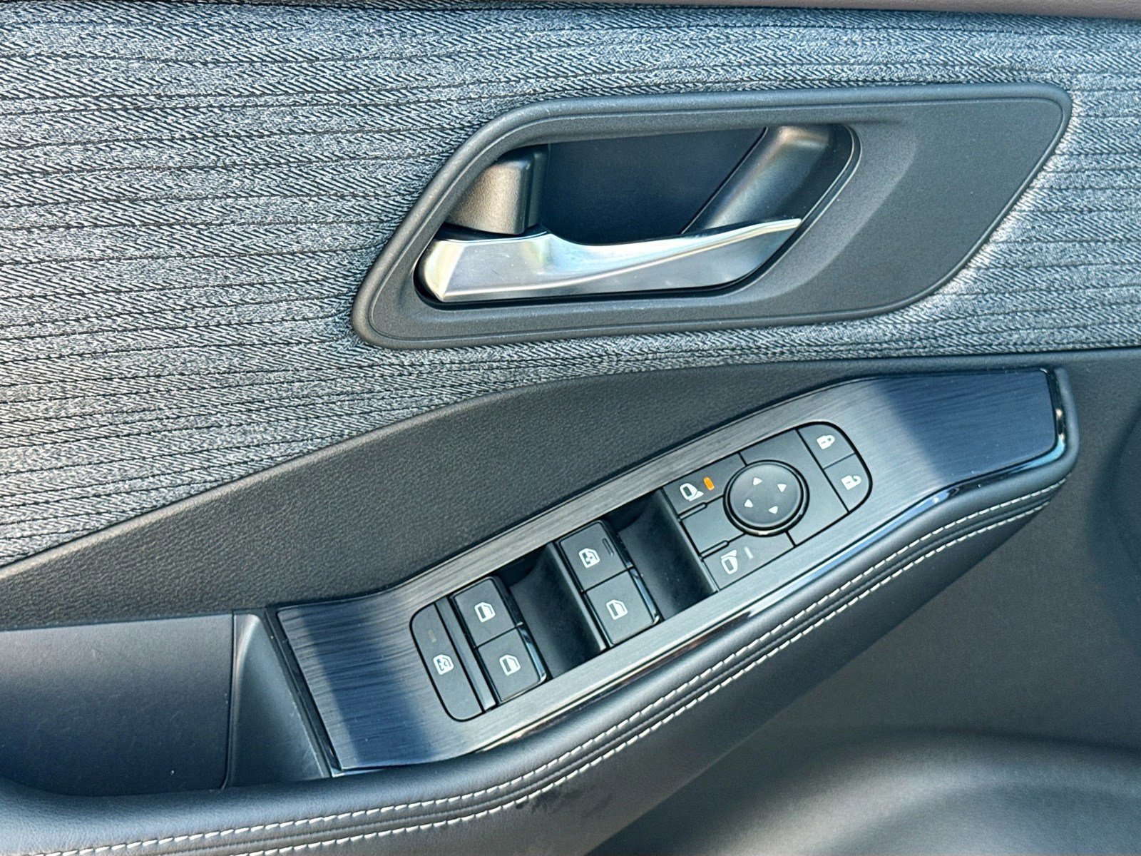 Used 2023 Nissan Rogue SV FWD image 17