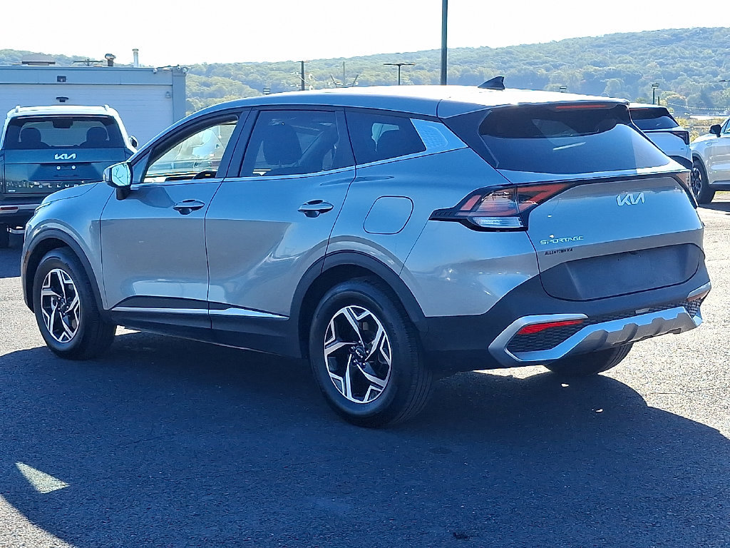 Used 2025 Kia Sportage LX FWD image 4