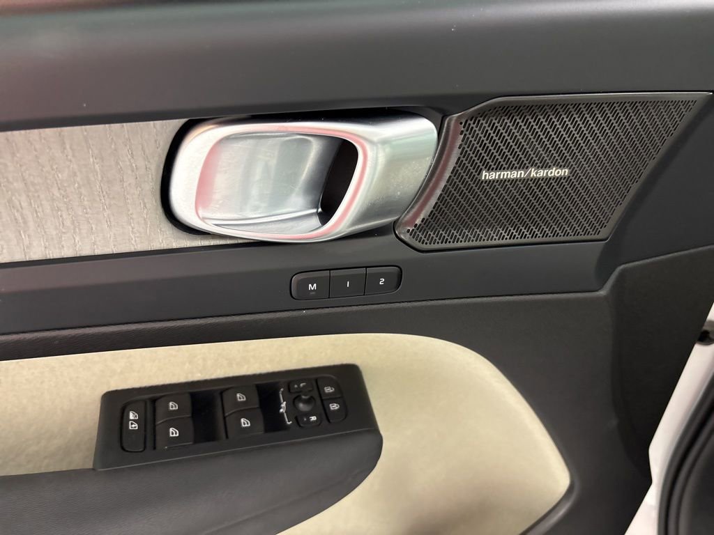 Used 2024 Volvo XC40 B5 Ultimate w/ Protection Package image 21