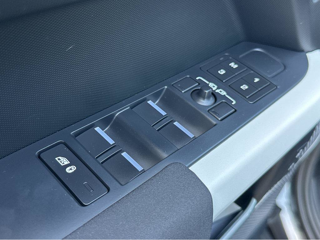 Used 2023 Land Rover Defender 110 SE AWD/4WD image 36