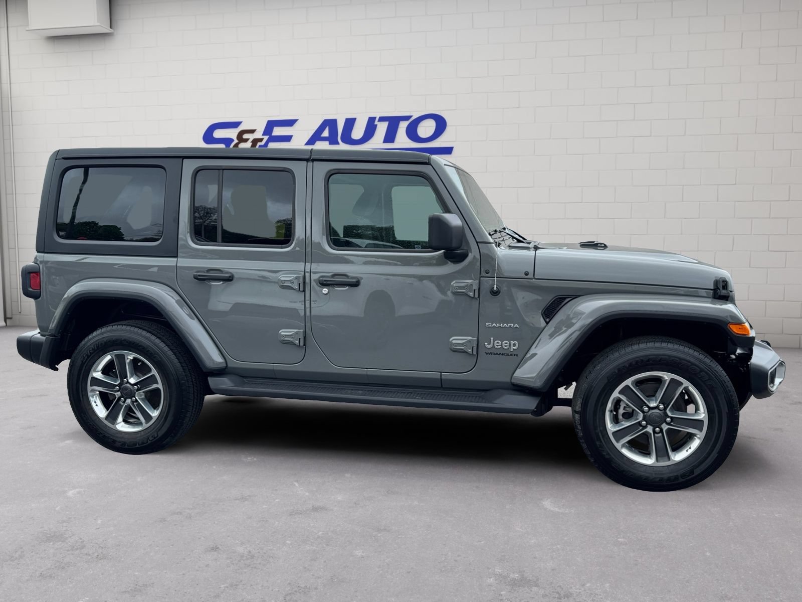 Used 2023 Jeep Wrangler Unlimited Sahara AWD/4WD image 5