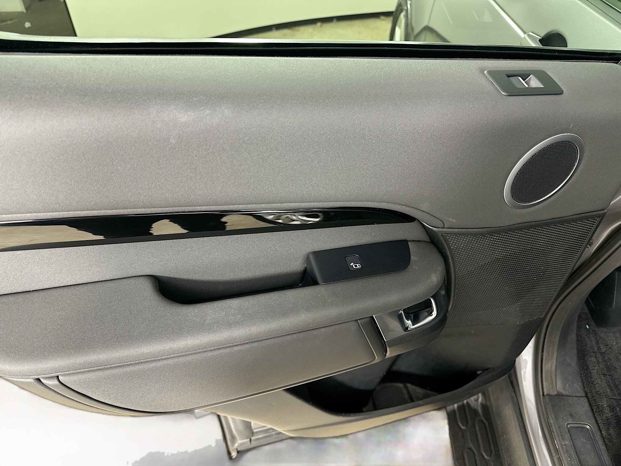 Used 2020 Land Rover Discovery SE image 34